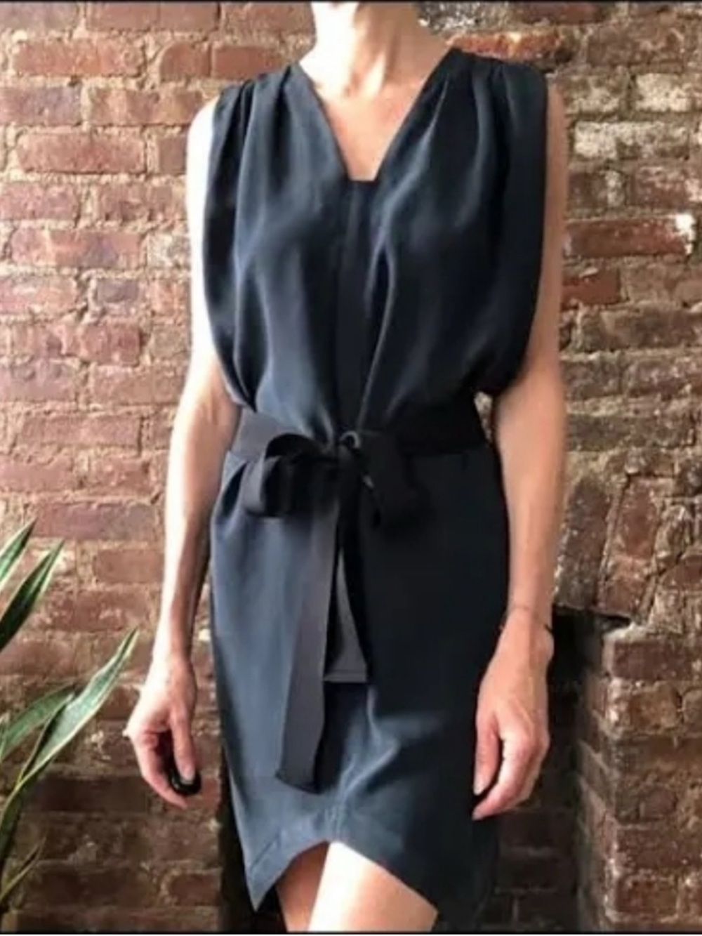 Laurel 100% Silk Sleeveless Charcoal Gray V-Neck Shift Relaxed Mini Dress Size 4